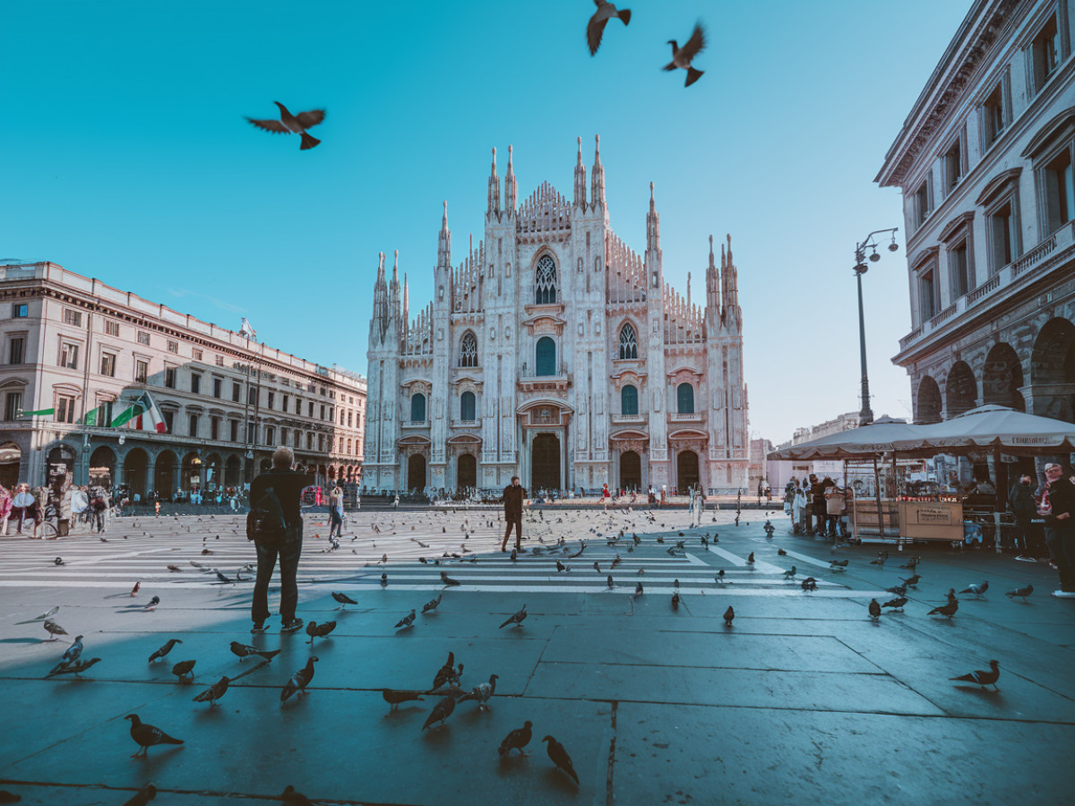 Contempler le Duomo de Milan